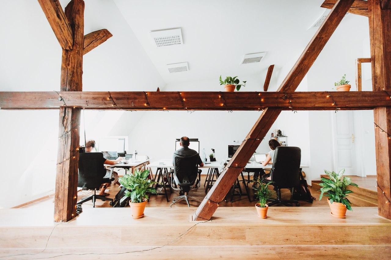Fleck Coworking je vhodný pre freelancerov, programátorov, marketérov, ale aj iné pracovné profesie. Vo Fleck Coworking majú ľudia rôzne profesie.